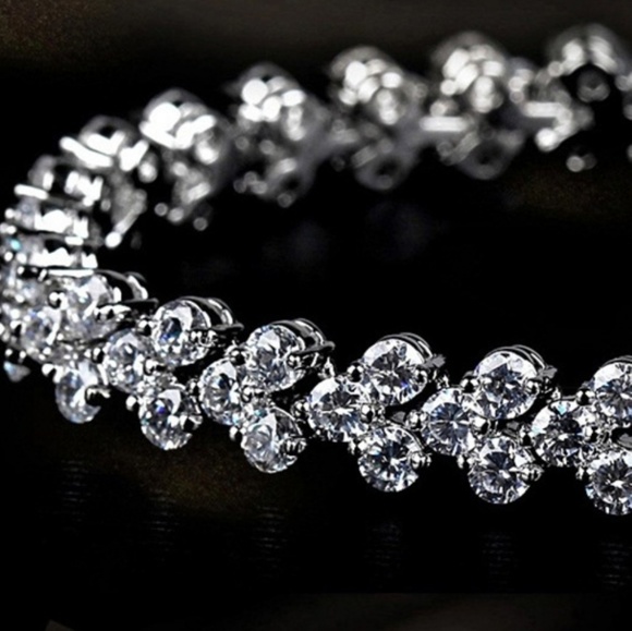 LAST ONE 🎁🎁 1/4 ct. t.w. Diamond Tennis Bracelet - Picture 2 of 5